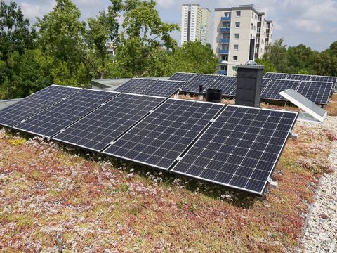 Solarzellen auf dem Wohnbebauung in der Jaczostraße 2