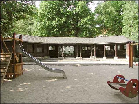 Spielplatz und Unterkunftshalle