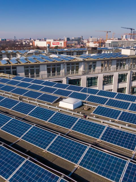 Solaranlage auf dem Dach eines Merhfamilienhauses