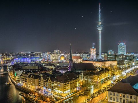 Berlin bei Nacht, dunkel mit vielen Lichtern