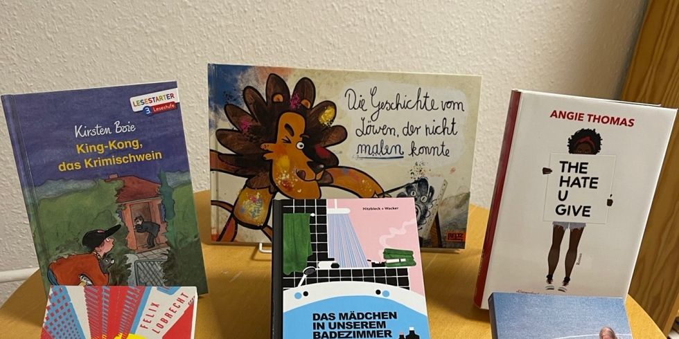 Mehrere Kinderbücher auf einem Tisch