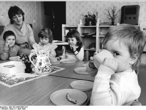 Kramsdorf 1989, Krippenkinder beim Essen