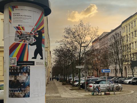 Litfaßsäule in der Strelitzer Straße