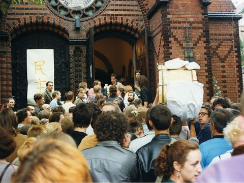 Demo von DDR-Oppositionellen vor der Samariterkirche in Ost-Berlin, Mitte Juni 1989, gegen die Niederschlagung der Demokratiebewegung in China