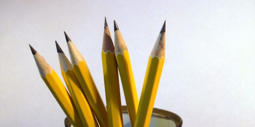 sechs Bleistifte in einer Blechbüchse