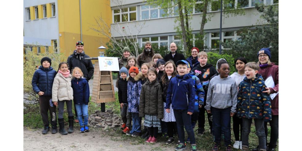 2023-05-03-pm-neues-leuchtturm-insektenhotel_3c-mit-unterstuetzern-bei-der-einweihung-ba-lichtenberg.jpg