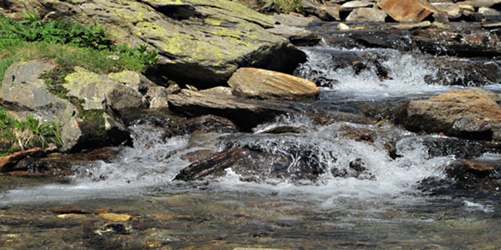 buehne Quellwasser sprudelt über Steine