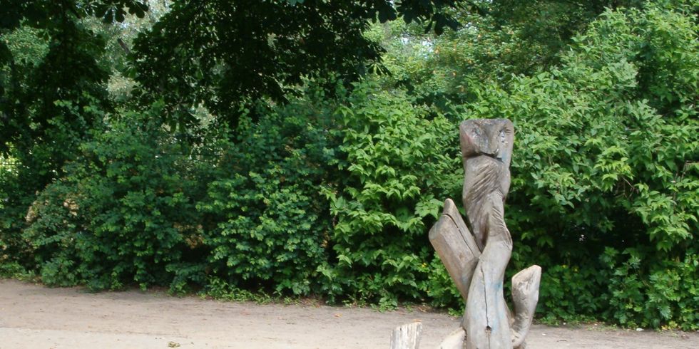 Holzfigur auf Spielplatz