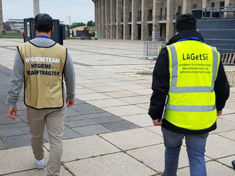 Gespräch zwischen Mitarbeitern des Hygieneteams und des LAGetSi.