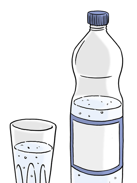 Ein Glas und eine Flasche gefüllt mit Wasser