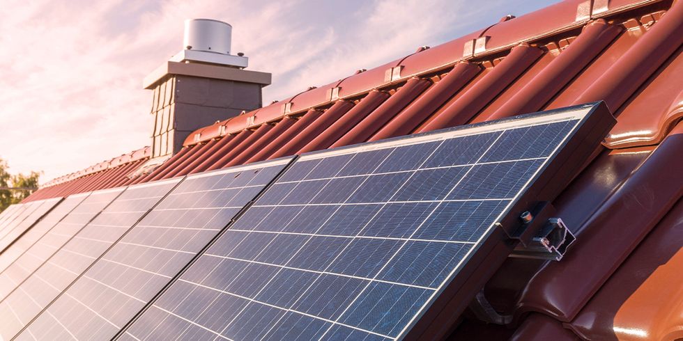 Solaranlage auf dem Dach eines Einfamilienhauses