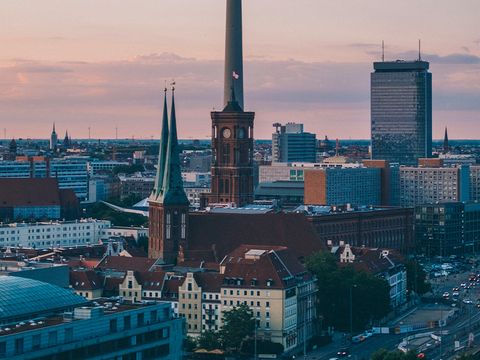 Berlin bei Sonnenaufgang, blau-rosa Himmel, Rotes Rathaus