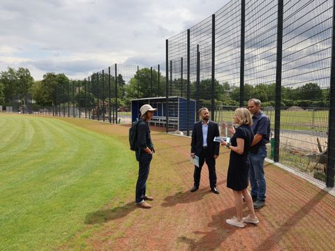 19. Juli 2023: Grünflächenamt und Sportstättenplaner stehen dem Gast aus Charkiw Rede und Antwort 