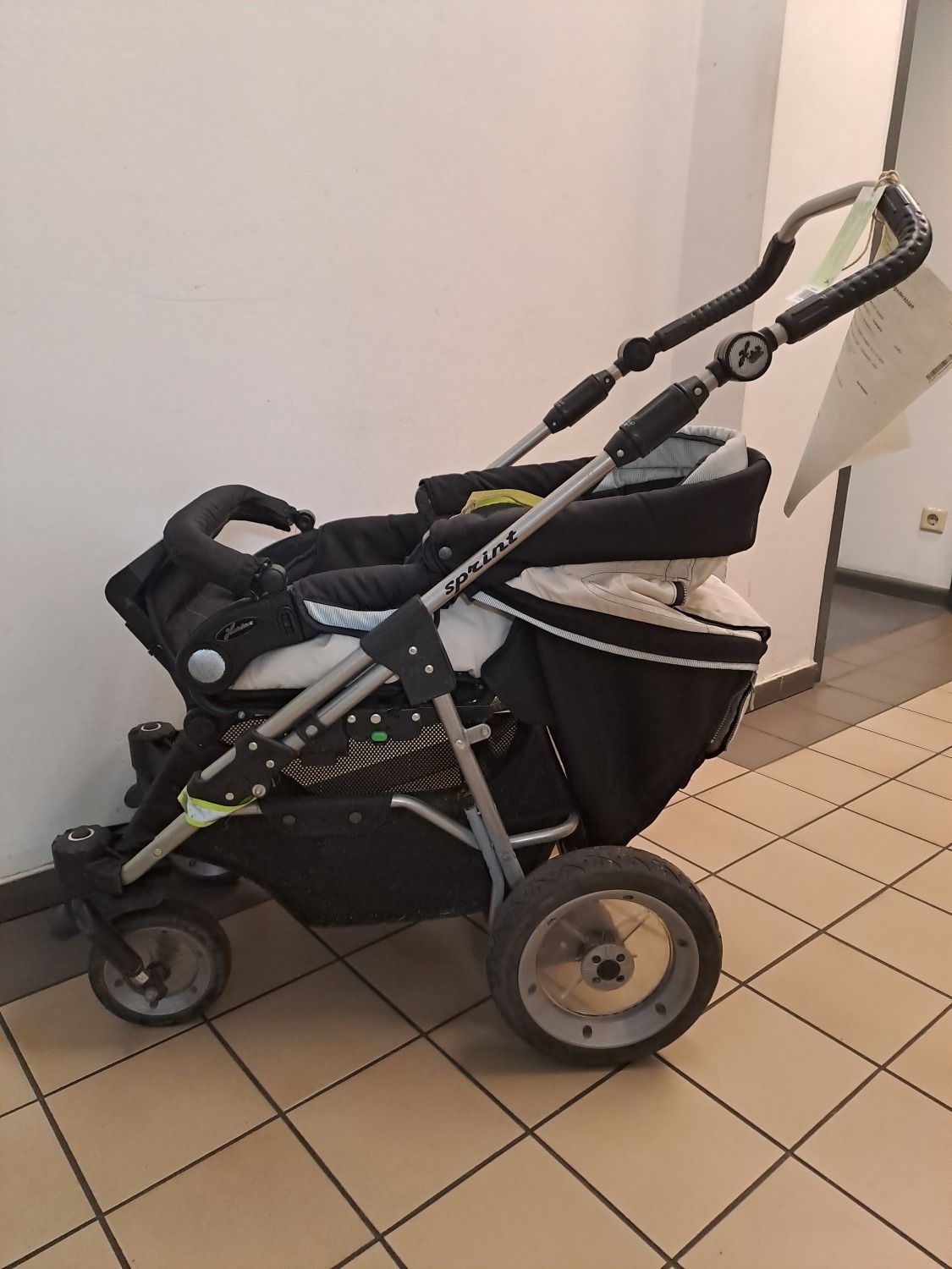 Schwarzer Kinderwagen