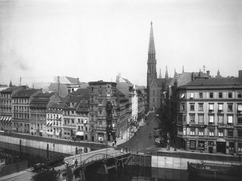 Blick von der Grünstraßenbrücke über den Spreekanal durch die Grünstraße zur Petrikirche, 1903