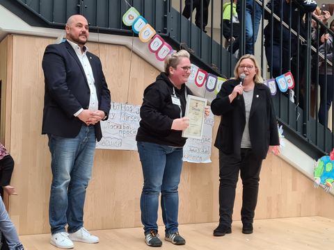 Bezirksbürgermeister Frank Bewig überreichte Bildungsstadträtin Dr. Carola Brückner der Schulleiterin der Havel-Grundschule Constanze Rosengart (Mitte) die Urkunde zur Namensgebung