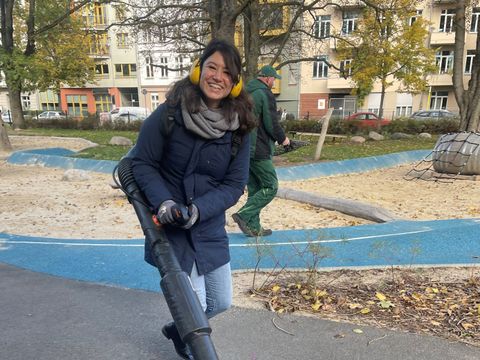 Filiz pustet den Spielplatz sauber 2