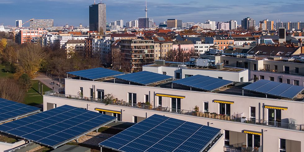 Wohnhäuser Möckernkiez mit Solaranlage, im Hintergrund die Stadt Berlin