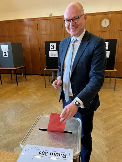 Bezirksstadtrat Tim Richter im Briefwahllokal