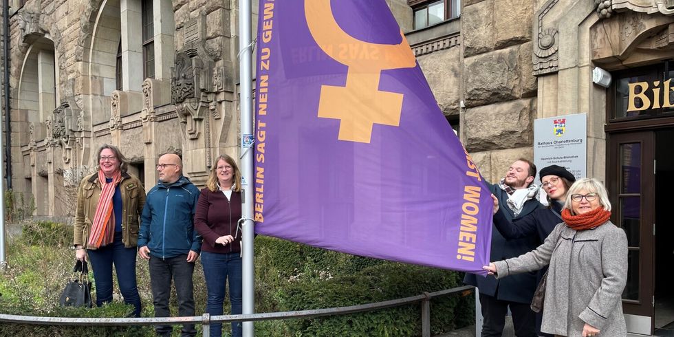 Flaggenhissung Gewalt gegen Frauen