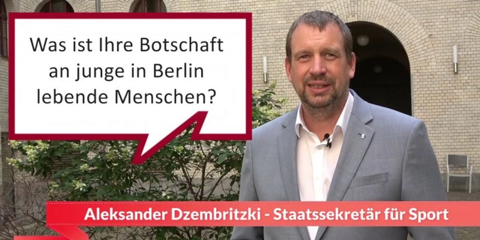 Portrait von Aleksander Dzembritzki mit Einblendung der Fragestellung: „Was ist Ihre Botschaft an junge in Berlin lebende Menschen?“