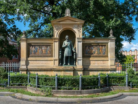 Denkmal für Albrecht von Graefe in der Nähe der Charitè