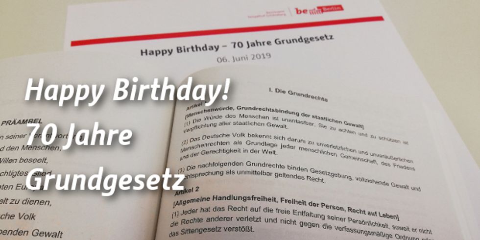 Auszug aus dem Grundgesetz mit dem Wunsch "Happy Birthday! 70 Jahre Grundgesetz"