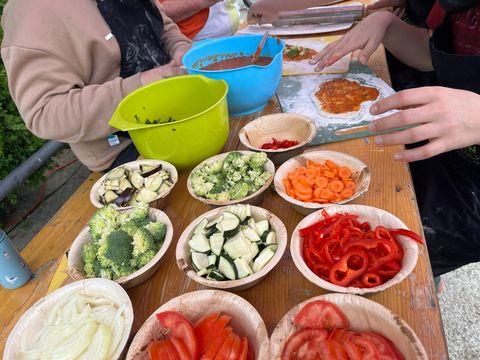 Das Stadtteilzentrum Nachbarschftsetage erreicht die Jugendlichen mit einem verlockenden Angebot, selbst ein gesundes Essen vorzubereiten.