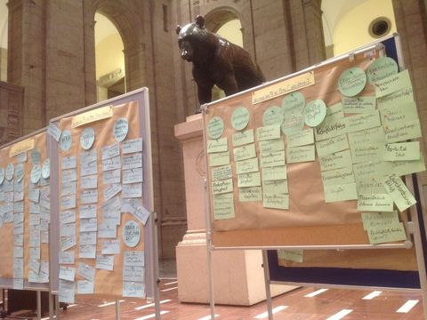 Arbeitstafeln vor der Bären-Statue im Bärensaal der Senatsverwaltung für Inneres und Sport