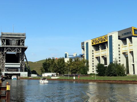 Schiffshebewerk Niederfino neu und alt