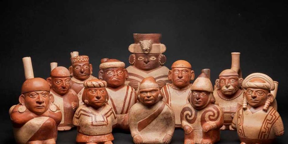 Gruppe von Tonfiguren aus der Moche-Kultur
