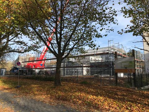 Roter Kran auf der Baustelle Drehscheibe Eschengraben