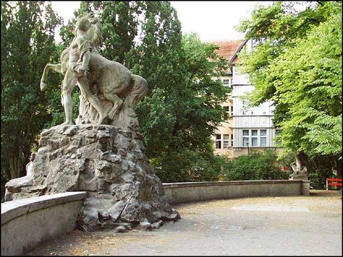 Siegfriedbrunnen von der oberen Terrasse