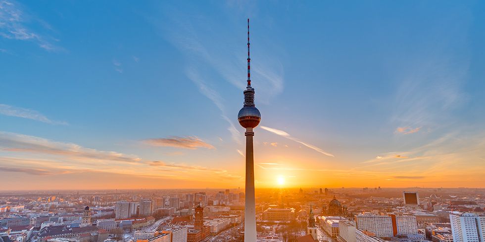 Berlin Mitte, Blick auf den Fernsehturm bei Sonnenuntergang