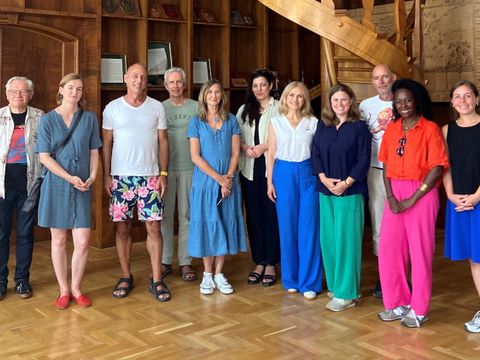 Bildvergrößerung: Bezirksbürgermeisterin Clara Herrmann (grüne Hose) gemeinsam mit Regierungsmitgliedern der Stadt Szczecin, Mitgliedern des BVV, und ihrer Friedrichshain-Kreuzberger Delegation in der Rathaus-Bibliothek