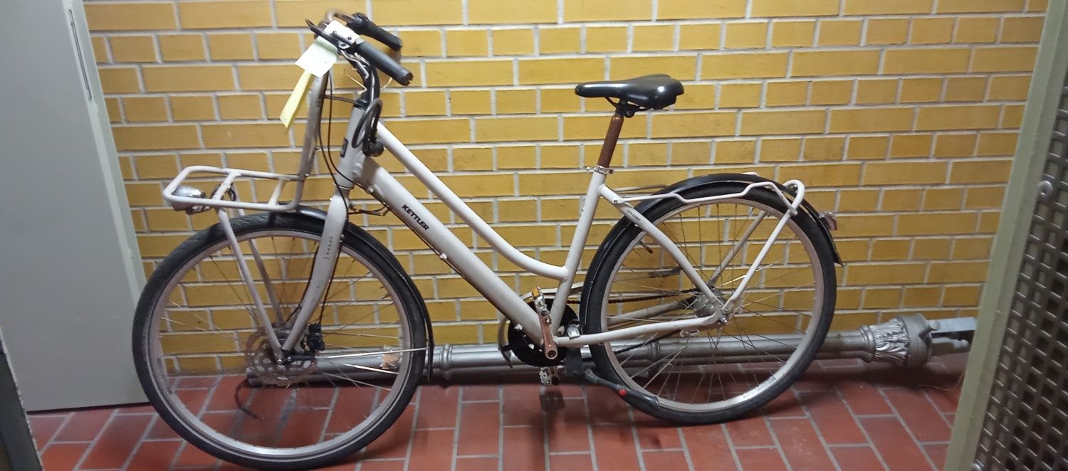 Beige farbenes Damenfahrrad