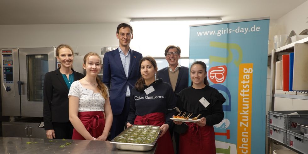 Girls Day bei FLORIS: Hannah, Lina und Chana haben sich im Bereich Eventcatering informiert