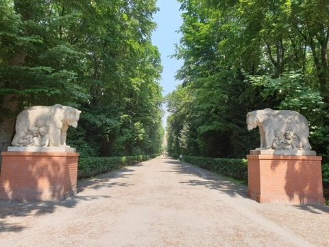 Bezirksbürgermeister Reinhard Naumann am Eingang zum Park