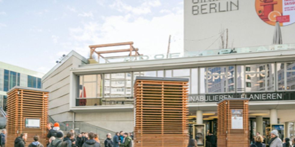 City Trees vor dem Bikini Berlin und Menschen stehen herum