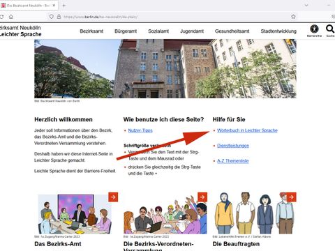 Screenshot der Leichts-Sprache-Bezirksamt-Neukölln-Seite mit einem roten Pfeil der auf das Wörterbuch in Leichter Sprache zeigt