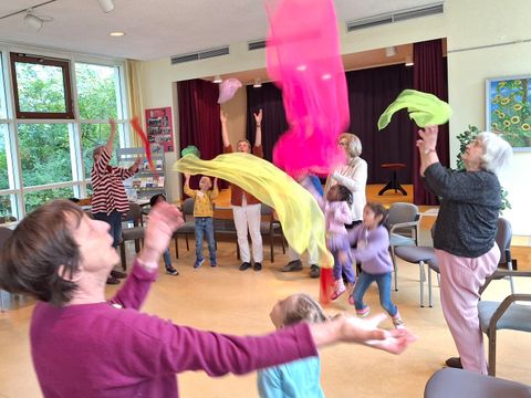 jung und alt zusammen beim Tuch werfen