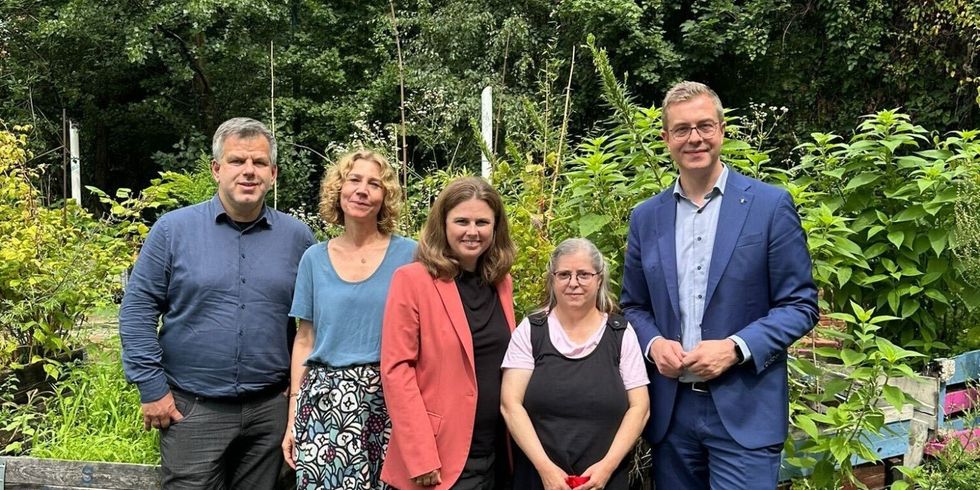 Bezirksstadtrat Andy Hehmke, Anna Maase, stellv. Amtsleitung Amt für Weiterbildung und Kultur, eine Mitarbeiterin der Pop-Up-Bibliothek Else Ury und Finansenator Stefan Evers