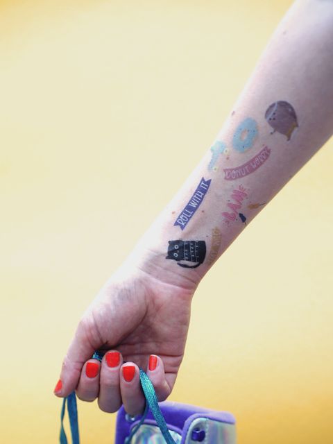 Arm mit mehreren bunten temporären Tattoos von Lisa Vasvari