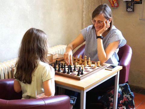 Mutter und Tochter spielen Schach 