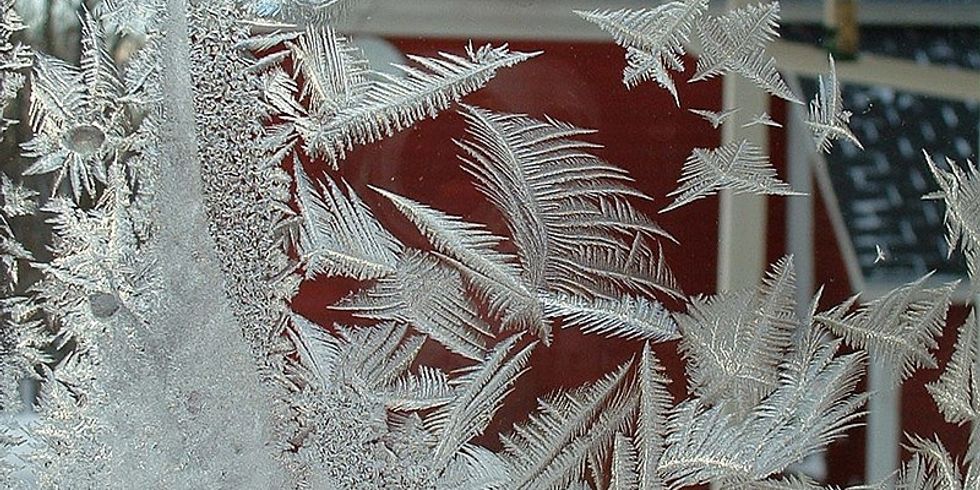 Frostiges Fenster mit Eisblumen