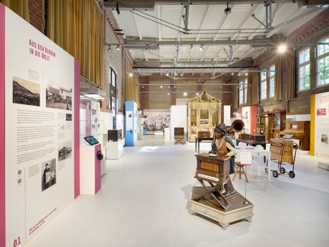 Blick in die Ausstellung "Musica di strada. Italiener*innen in Prenzlauer Berg - Handel, Handwerk und Musik"