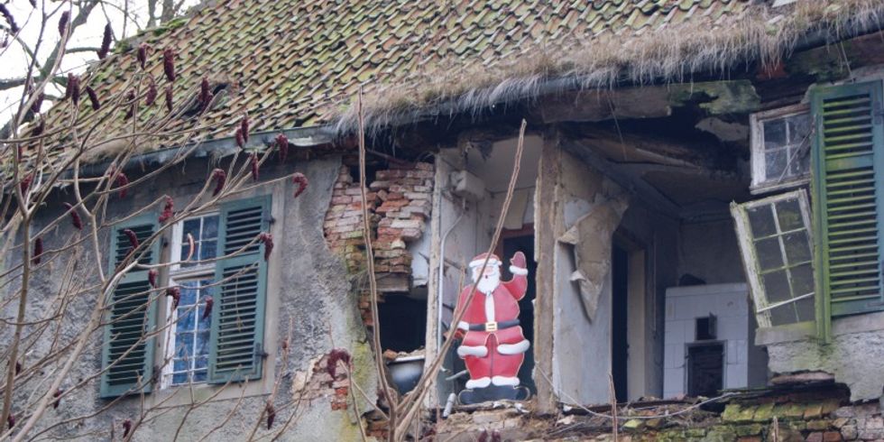 Hausruine mit Weihnachtsmann im kaputten Fenster