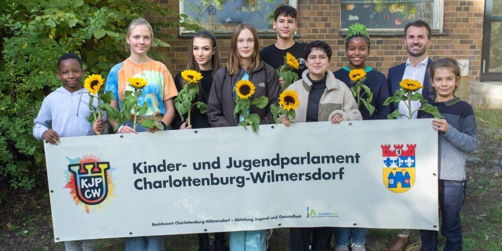 Die neu gewählten Parlamentarierinnen und Parlamentarier beim traditionellen „Sonnenblumenpressefoto“. 