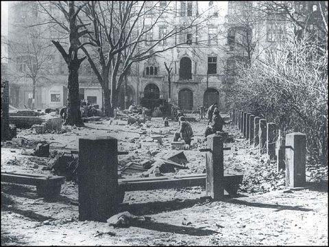 Savignyplatz mit Ruine des Eingangshäuschens, um 1945