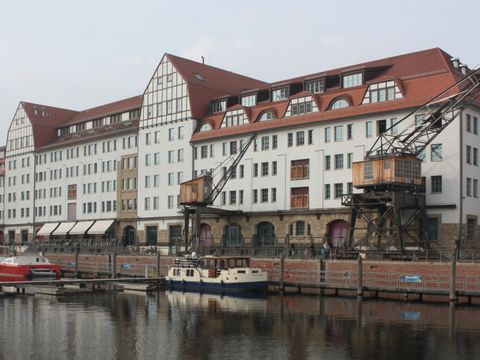 Bildvergrößerung: Heute befindet sich im ehemaligen Speicherhaus am Tempelhofer Hafen ein Shopping-Center und Ärztezentrum.